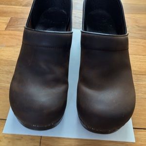 Dansko antique brown clogs men’s size 10